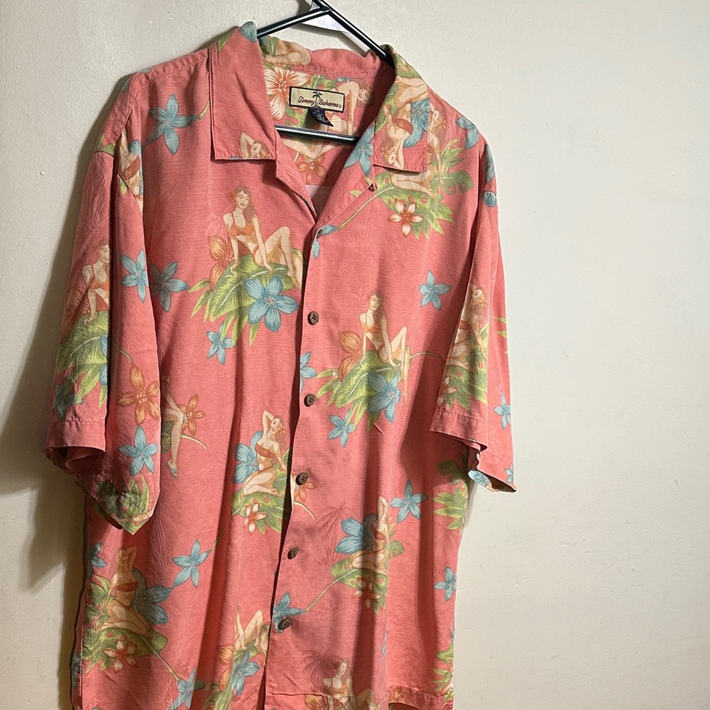 Tommy Bahama L 100% silk Coral Hawaiian Camp Shirt with Blue and Green Accents